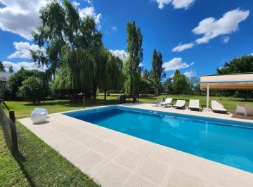 Casa · 140m² · 4 Ambientes · 1 Cochera · Venta Casa 4 Ambientes - Campos de Roca