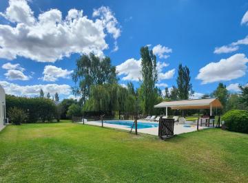 Casa · 140m² · 4 Ambientes · 1 Cochera · Venta Casa 4 Ambientes - Campos de Roca
