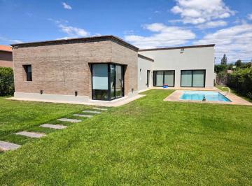 Casa · 230m² · 5 Ambientes · Casa en Bermejo