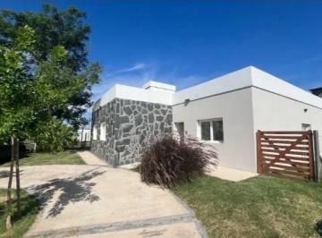 Casa · 150m² · 4 Ambientes · 1 Cochera · Casa en Alquiler en Santa Lucia, Pilar del Este, Pilar