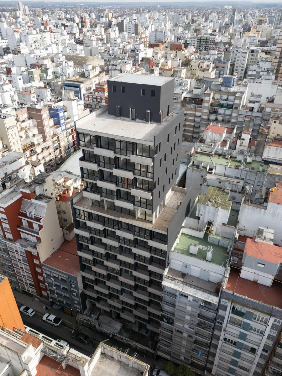 Unidad 2 ambientes al contrafrente abierto piso alto con cochera — Centro