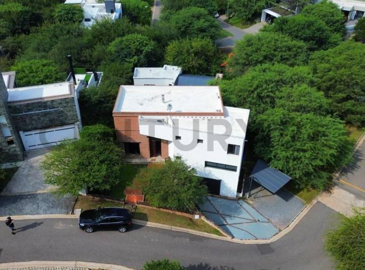 Casa · 380m² · 6 Ambientes · 4 Cocheras