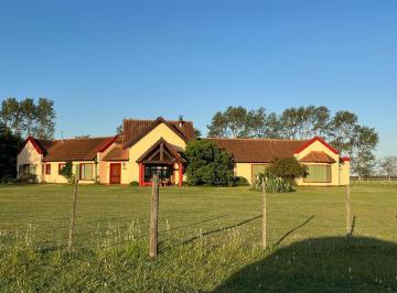 Casa · 330m² · 4 Ambientes · 1 Cochera · Chacra de La Alameda Carmen de Areco Prov. de Bs. As.