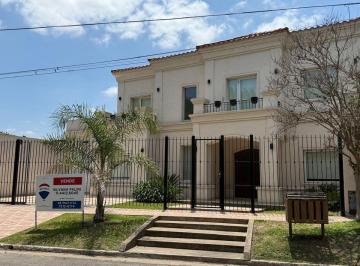 Casa · 270m² · 6 Ambientes · 1 Cochera · Venta Casa 6 Amb. C/ Pileta - Apto Credito - C Evita