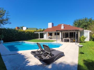 Casa · 105m² · 5 Ambientes · 3 Cocheras · Casa en Una Planta en Campo Chico