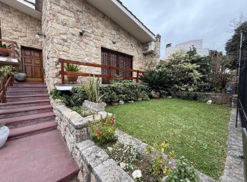 Casa · 263m² · 6 Ambientes · 4 Cocheras · Venta Casa 3 Dorm.. B° Ayacucho Apta Credito