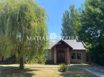 Casa · 142m² · 4 Ambientes · 2 Cocheras · Casa en Venta San Patricio