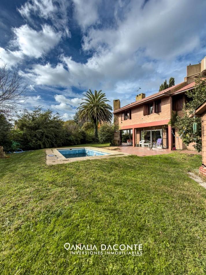 Chalet 4 amb, 258m² con piscina y cochera — La Florida