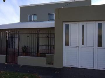 Casa · 155m² · 4 Ambientes · 1 Cochera · Venta Casa 3 Dormis Patio y Jardin en Baigorria