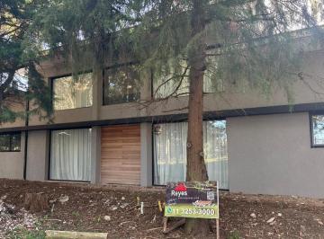 Casa · 300m² · 4 Ambientes · 7 Cocheras · Casa Moderna en Venta en Barrio Parque Las Naciones