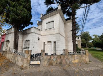 Casa · 176m² · 7 Ambientes · 1 Cochera · Casa en Esquina en Arijon Al 500 con Cochera y Patio Seco