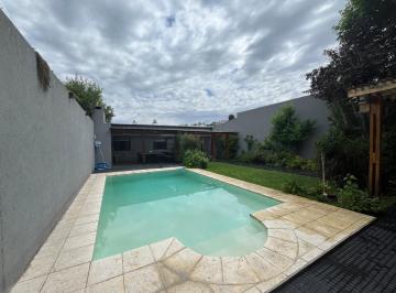 Casa · 250m² · 5 Ambientes · Casa en Venta en La Plata con Quincho y Pileta