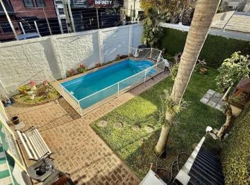 Casa · 310m² · 6 Ambientes · 3 Cocheras · Casa en Venta con Jardin y Pileta en Caseros