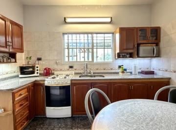 Casa · 140m² · 4 Ambientes · 1 Cochera · Excelente Casa en Lomas de 4 Amb, Quincho y Jardin