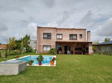 Casa · 160m² · 5 Ambientes · 3 Cocheras · Casa a La Laguna de 5 Ambientes - Apta Credito