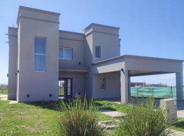 Casa · 210ha · 4 Ambientes · 2 Cocheras · Alquiler o Venta de Casa. B°el Rebenque Canning. Impecable!