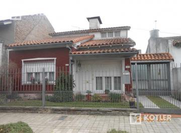 Casa · 300m² · 4 Ambientes · Chalet de 3 Amb. C/ Cochera Pasante y Quincho 2 Galpones Depto. de 2 Amb.