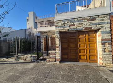 Casa de 4 ambientes, Villa Luro · Casa 4 Ambientes en 2 Plantas con Jardin, Quincho, Balcon, garage y Terraza