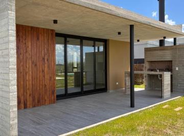 Casa · 160m² · 5 Ambientes · 2 Cocheras · Venta Casa 5 Ambientes en San Sebastián Área 7 con Pileta a Estrenar