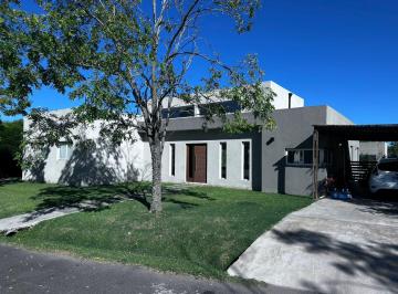 Casa · 130m² · 4 Ambientes · 4 Cocheras · Venta Casa 4 Ambientes con Pileta en Santa Isabel I
