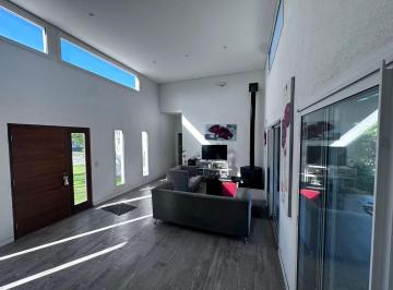 Casa · 130m² · 4 Ambientes · 4 Cocheras · Venta Casa 4 Ambientes con Pileta en Santa Isabel I