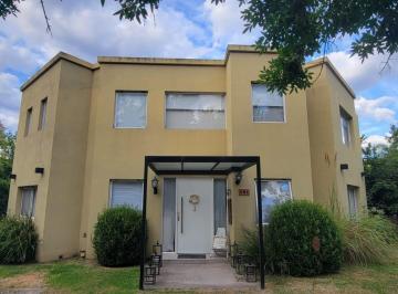 Casa · 187m² · 3 Ambientes · 2 Cocheras · Casa en Venta 3 Ambientes, Quincho con Parrilla, pileta y Sótano