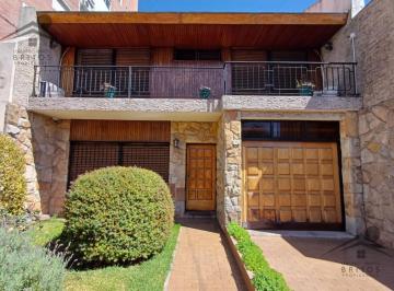 Casa · 337m² · 7 Ambientes · 5 Cocheras · Venta de Imponente y Solido Chalet en El Centro de Ramos Mejía!