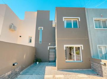 Casa · 149m² · 5 Ambientes · 1 Cochera · Venta de Dúplex de 3 Dorm. Sobre Calle Crease, Barrio Villa Senguer