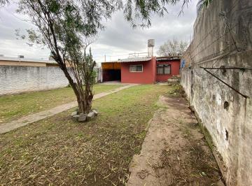 Casa · 70m² · 4 Ambientes · 3 Cocheras · Venta - Casa de 2 Dorm. con Cochera Pasante y Patio Verde - Capitán Bermúdez - Apto Crédito.
