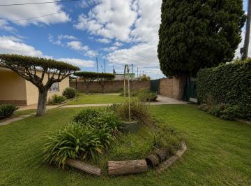 Casa · 210m² · 4 Ambientes · 2 Cocheras · Casa Quinta de 1900 m² en Venta - Isidro Casanova