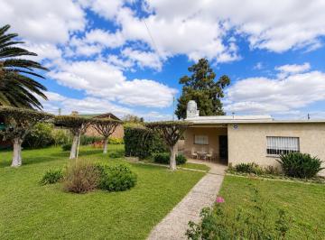 Casa · 210m² · 4 Ambientes · 2 Cocheras · Casa en Venta - Isidro Casanova