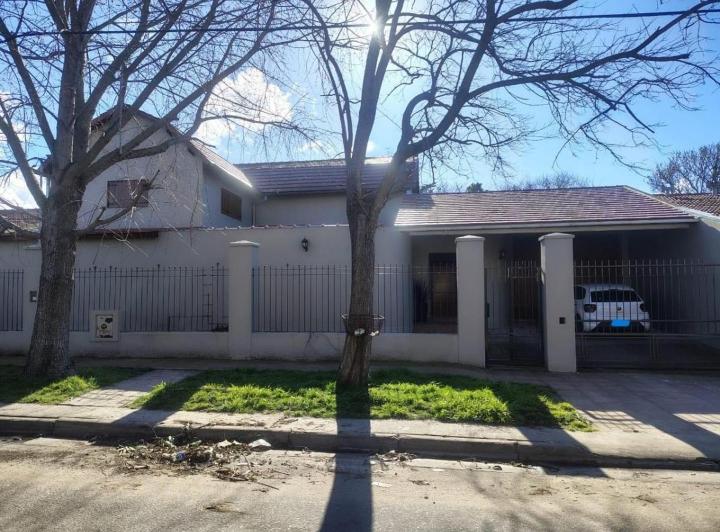 Casa · 420m² · 4 Ambientes · 2 Cocheras