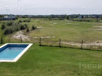 Casa · 240m² · 5 Ambientes · 2 Cocheras · Venta Casa 5 Ambientes con Pileta Canton Golf con Vista Al Mismo.