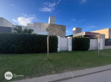 Casa · 196m² · 6 Ambientes · 1 Cochera · Casa de 4 Dorm. con Jardín y Pileta - Barrio Residencial Cantegril - Funes | Venta