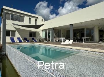 Casa · 300m² · 6 Ambientes · 2 Cocheras · Casa en Venta en Costa Esmeralda