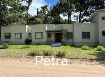 Casa · 241m² · 5 Ambientes · 1 Cochera · Casa en Venta en Pinamar