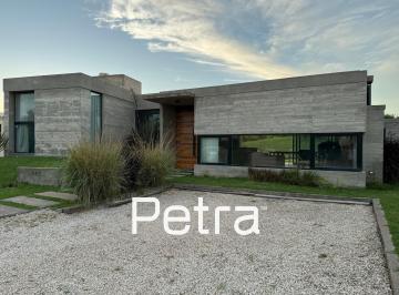 Casa · 135m² · 5 Ambientes · Casa en Venta de Hormigón Visto en Costa Esmeralda