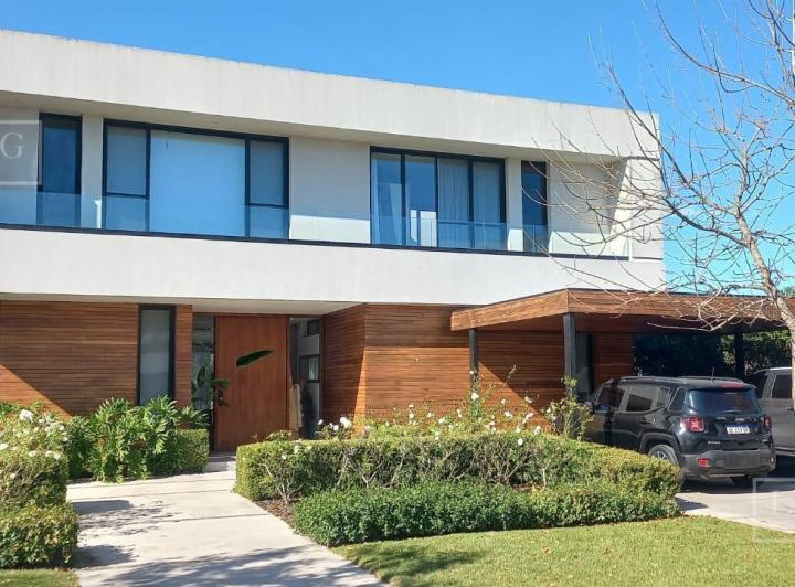 Casa · 350m² · 5 Ambientes · 2 Cocheras