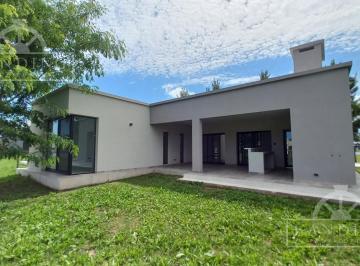 Vista de la casa desde el jardín · Casa en El Naudir a Laguna Una Planta 3 Dorm. Más Escritorio o 4to Dormitorio