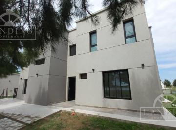 Fachada de la casa · Casa en El Naudir a Laguna Orientación Oeste 3 / 4 Dorm. Más Playroom Más Dep Más Escrit