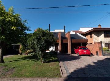 Casa · 256m² · 5 Ambientes · 2 Cocheras · Importante Propiedad en Venta