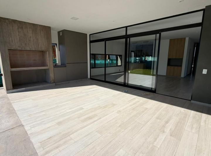 Casa · 105m² · 5 Ambientes · 2 Cocheras
