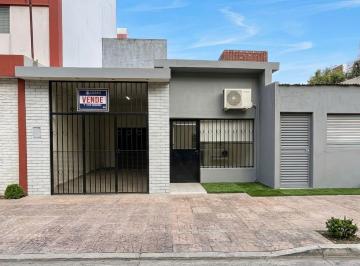 Casa · 225m² · 4 Dormitorios · 1 Cochera · Casa Centrica en San Lorenzo Al 565