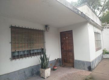 Casa · 122m² · 3 Ambientes · 4 Cocheras · Venta Casa 3 Ambientes Cochera Cubierta 4 Autos Hurlingham Apto Credito