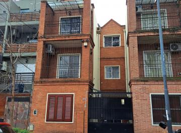 PH · 107m² · 4 Ambientes · 1 Cochera · Triplex en Alquiler con Garage en Parque Chacabuco