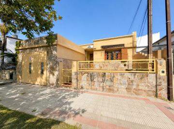 Casa · 125m² · 4 Ambientes · 1 Cochera · Casa 2 Dorm., Cochera y Patio, Paraná