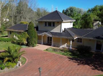 Casa · 247m² · 6 Ambientes · 2 Cocheras · Casa en Venta en Campos de Roca, Zona Chacra