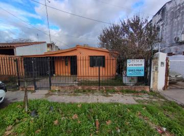 Casa · 90m² · 4 Ambientes · 1 Cochera · Venta Terreno con Mejoras - Muñiz