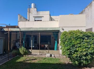 Casa · 140m² · 4 Ambientes · 1 Cochera · Casa de 4 Ambientes en Venta en Carapachay