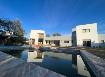 Casa · 347m² · 7 Ambientes · 2 Cocheras · Barrio El Recodo (Chacras de Coria)